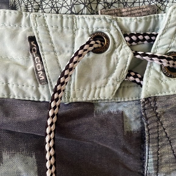 Volcom hybrid shorts size 32 - Picture 5 of 7